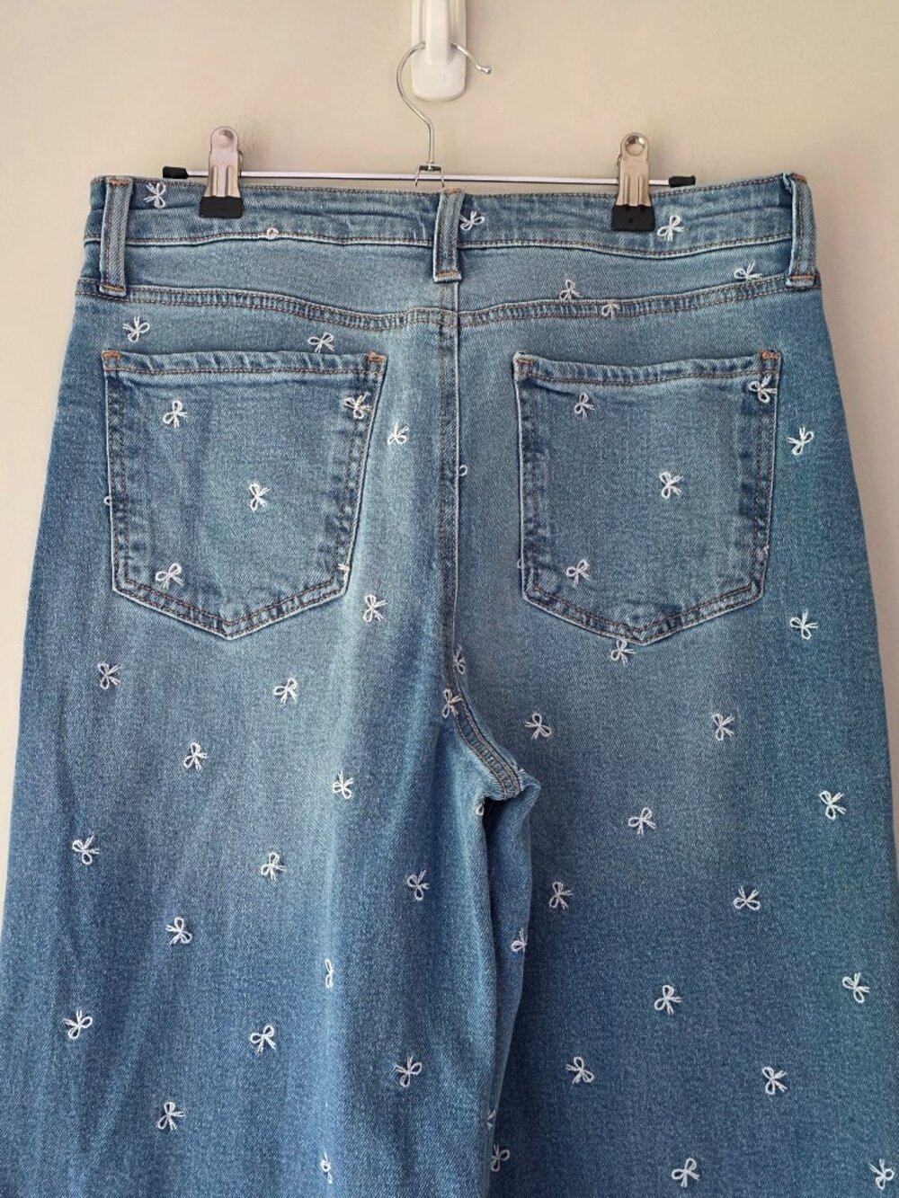 BCBG High Rise Wide Leg Jeans | 11/30 | Light Wash Embroidered Bows Cute NWOT - Picture 6 of 8